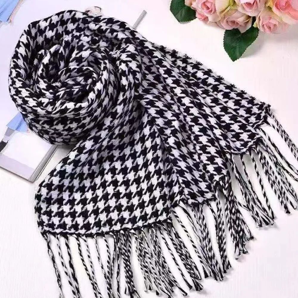 CLASSY HOUNDSTOOTH Scarf!